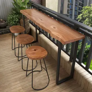 Барный стол в скандинавском стиле, обеденный стол из массива дерева с семейным балконом у стены, железные столы и стулья для отдыха на высоких ножках